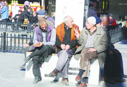 Markete gitmek lüks, bir  kuru ekmek lütuf oldu