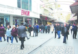 Vatandaş, yoksulluk sınırı altında yaşam mücadelesini borçlanarak sürdürmeye çalışıyor