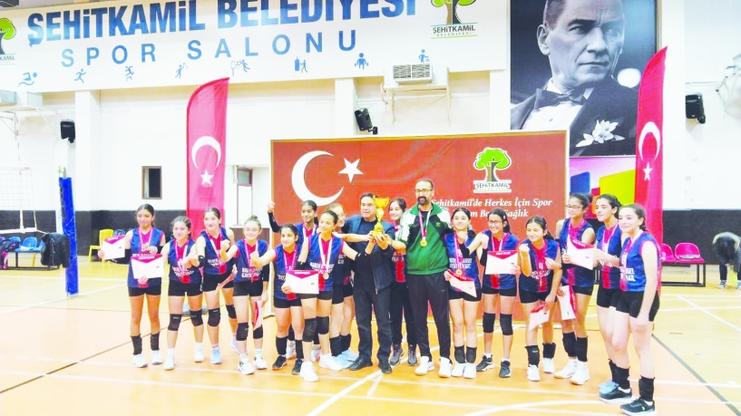 Yıldız Kızlar voleybol turnuvasında öğrenciler kıyasıya yarıştı