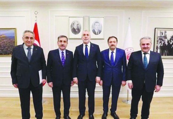 “Siyasetin gölgesinde hormonlu büyüdükleri  için yoksulluğun ne olduğunu bilmiyorlar”