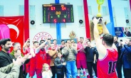 Şehitkamil Belediyespor Basketbol takımı şampiyonluk kupasını kaldırdı