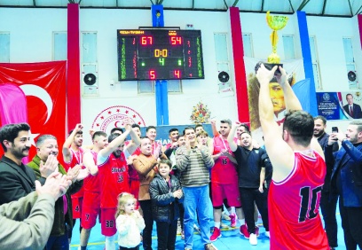 Şehitkamil Belediyespor Basketbol takımı şampiyonluk kupasını kaldırdı