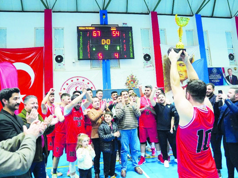 Şehitkamil Belediyespor Basketbol takımı şampiyonluk kupasını kaldırdı