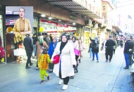 Vatandaş aşı olmak için sıra bekliyor