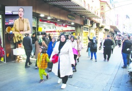 Vatandaş aşı olmak için sıra bekliyor