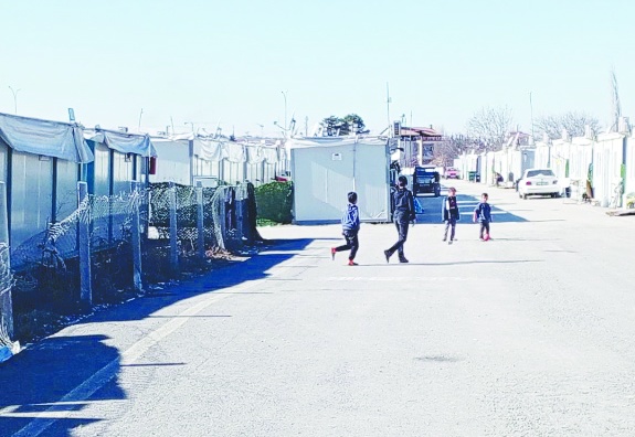 "Binlerce insan, insanlık dışı koşullarda konteynerlerde yaşamaya devam ediyor"