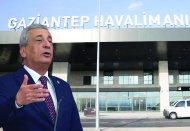 Uçak seferlerinin peş peşe iptal  edilmesiyle binlerce yolcu mağdur oldu