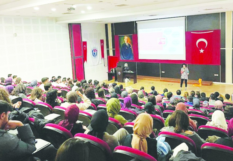 Diş beyazlatma alanındaki en yeni teknikler anlatıldı