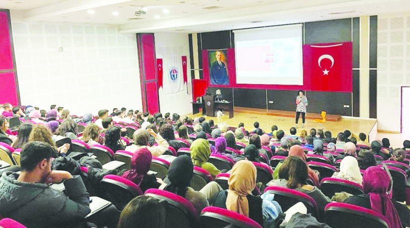 Diş beyazlatma alanındaki en yeni teknikler anlatıldı