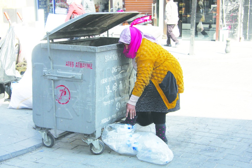 Bu manzaralar kentteki derin yoksulluğu gözler önüne seriyor