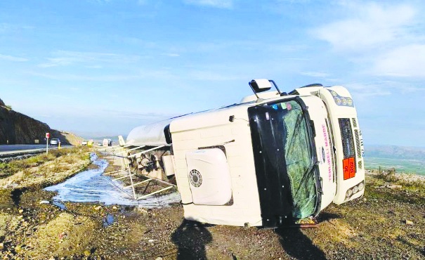 Nurdağı ilçesinde, devrilen akaryakıt tankerindeki 2 kişi yaralandı