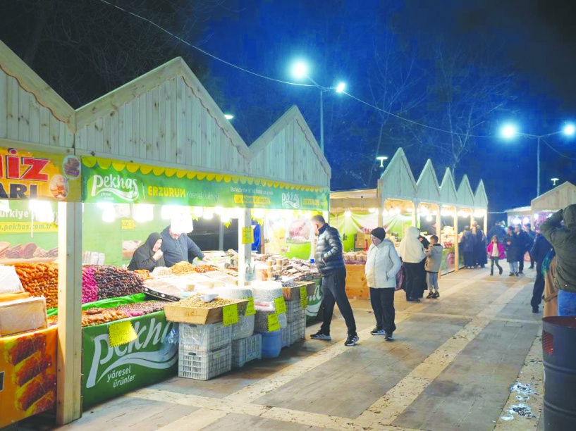 Ramazan Sokağı, her akşam yüzlerce aileyi ağırlıyor