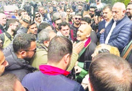 Polis engeli avukatların direnişiyle kırıldı