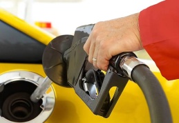 Benzin litre fiyatına 1 lira 51 kuruş zam