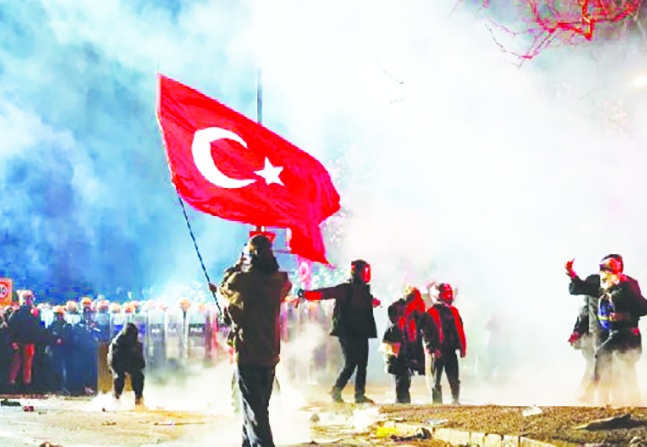 New York Times: Türkiye otokrasiye direniyor, halkın cesareti küresel sessizlikten daha fazlasını hak ediyor