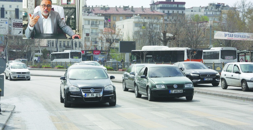 Siyah cam filmleri sürüş ve kamu  güvenliğini ciddi şekilde tehdit ediyor