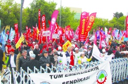 Yoksulluk kıskacında borç batağına sürüklenen  emekçiler, çözümü kredi ve borçlanmada arıyor