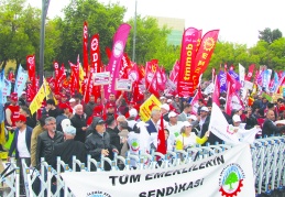 Yoksulluk kıskacında borç batağına sürüklenen  emekçiler, çözümü kredi ve borçlanmada arıyor