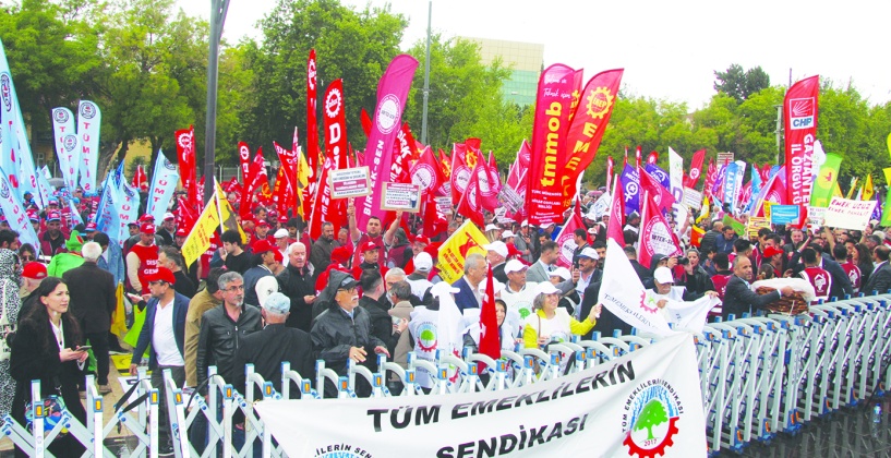 Yoksulluk kıskacında borç batağına sürüklenen  emekçiler, çözümü kredi ve borçlanmada arıyor
