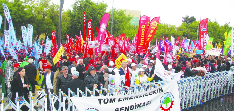 Yoksulluk kıskacında borç batağına sürüklenen  emekçiler, çözümü kredi ve borçlanmada arıyor