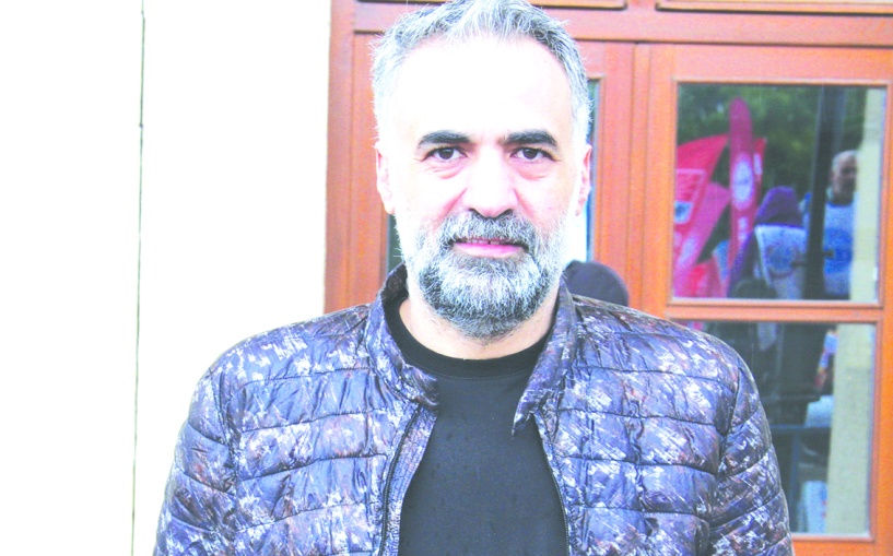 Ebeler ağır iş yükü, düşük ücret,  güvencesiz çalışma koşulları ile karşı karşıya