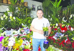 Fidan pazarı adı altında kurulan yerde çiçek satışı yasaklanmalı