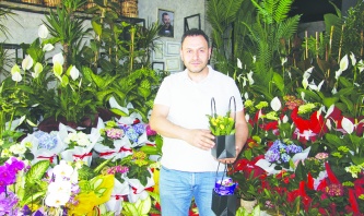 Fidan pazarı adı altında kurulan yerde çiçek satışı yasaklanmalı