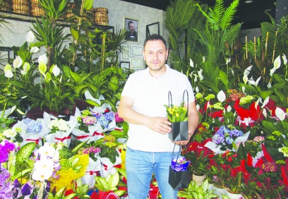 Fidan pazarı adı altında kurulan yerde çiçek satışı yasaklanmalı