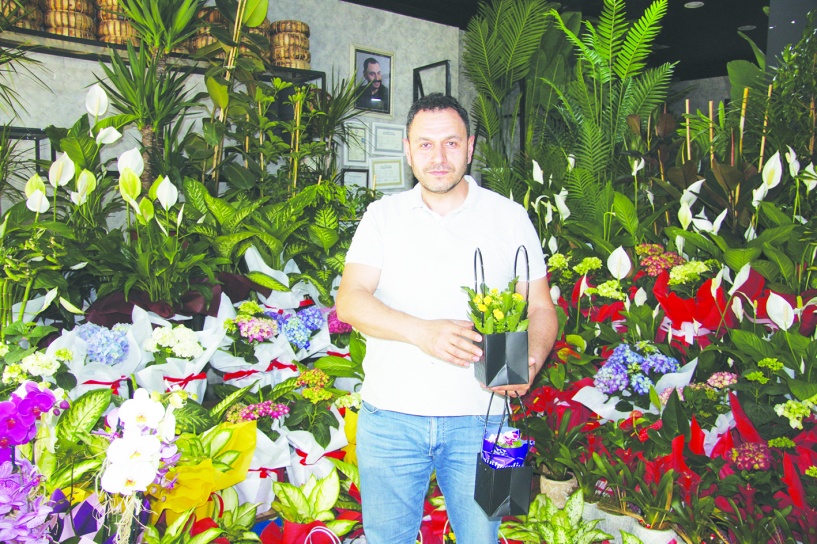 Fidan pazarı adı altında kurulan yerde çiçek satışı yasaklanmalı