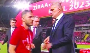 Serhat Doğan seremonide elini sıkmadı