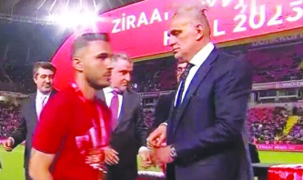 Serhat Doğan seremonide elini sıkmadı