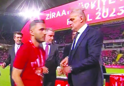 Serhat Doğan seremonide elini sıkmadı