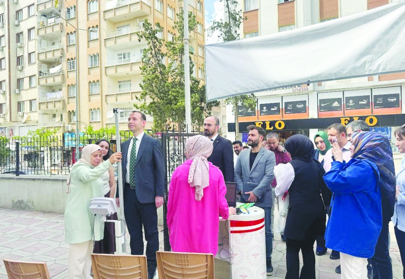 Boy, kilo ve vücut kitle indeksi ölçümü yapılıyor