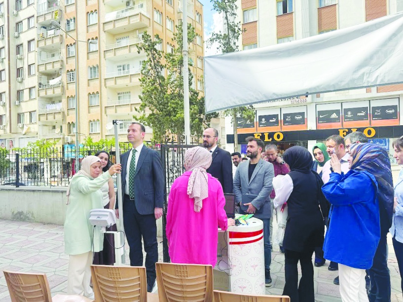Boy, kilo ve vücut kitle indeksi ölçümü yapılıyor