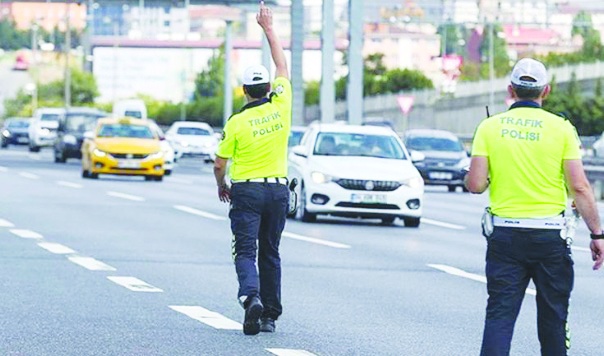 Trafiği engelleyen araç sürücülerine 180.000 lira ceza yazılacak