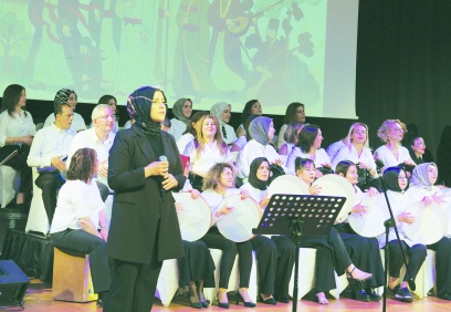 80 gönüllü öğretmen, kursta öğrendiği müzik  ve ritim eğitimlerini öğrencilerine aktarıyor