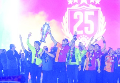 Galatasaray şampiyonluğunu dev 5 yıldızla kutladı