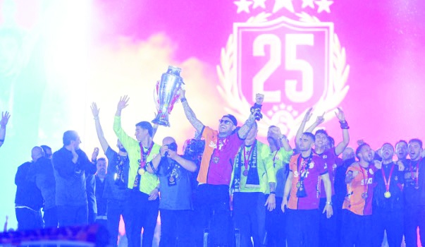 Galatasaray şampiyonluğunu dev 5 yıldızla kutladı