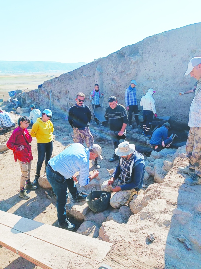 Oylum Höyük’te, önemli bir  Hitit yapısının üzerindeyiz