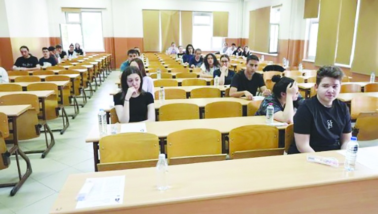 Öğrenciler YDT'de ter döktü