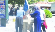 Serinlemek isteyen vatandaş soluğu çeşme başında aldı