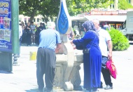 Serinlemek isteyen vatandaş soluğu çeşme başında aldı