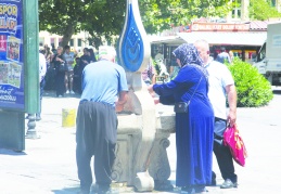 Serinlemek isteyen vatandaş soluğu çeşme başında aldı