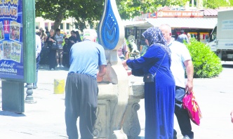 Serinlemek isteyen vatandaş soluğu çeşme başında aldı