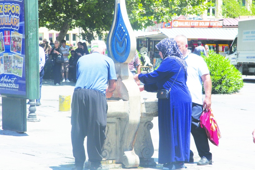 Serinlemek isteyen vatandaş soluğu çeşme başında aldı