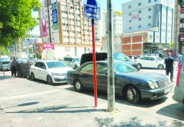 Sürücüler, araçlarını otobüs  duraklarına bırakıp gidiyor