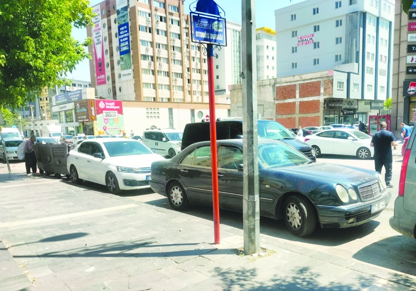 Sürücüler, araçlarını otobüs  duraklarına bırakıp gidiyor