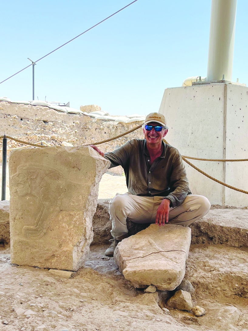 M.Ö. 950 yılına tarihlenen aslanlı  kireç taşı levhası bulundu