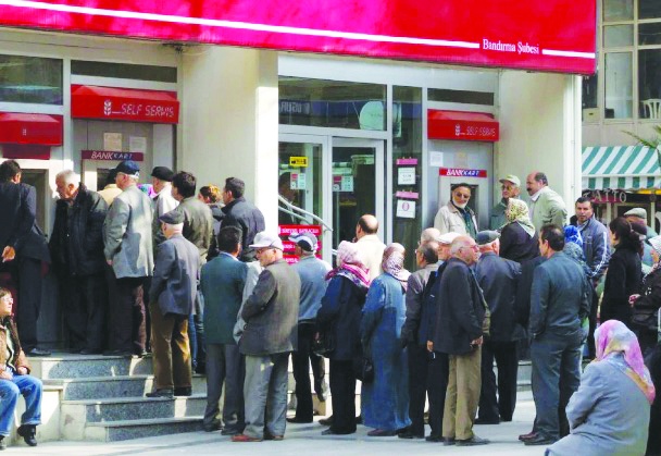 Bankalar tüketici kredisi nedeniyle  emekli maaşına bloke koyabilecek