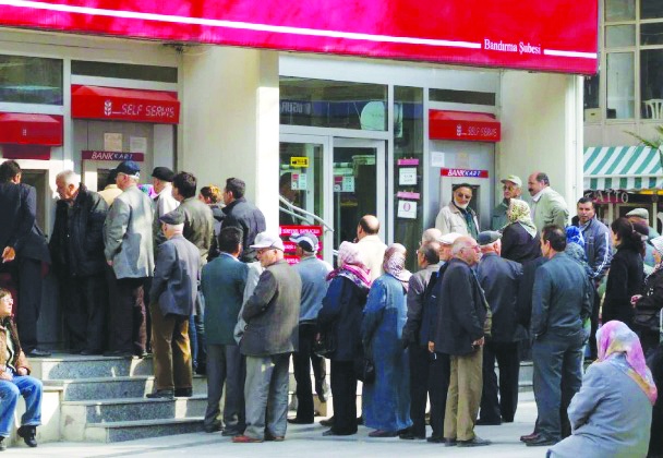 Bankalar tüketici kredisi nedeniyle  emekli maaşına bloke koyabilecek